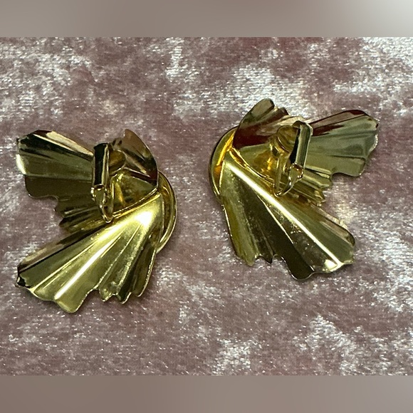 Elegant Vintage Gold and Cream Earrings - Picture 3 of 4